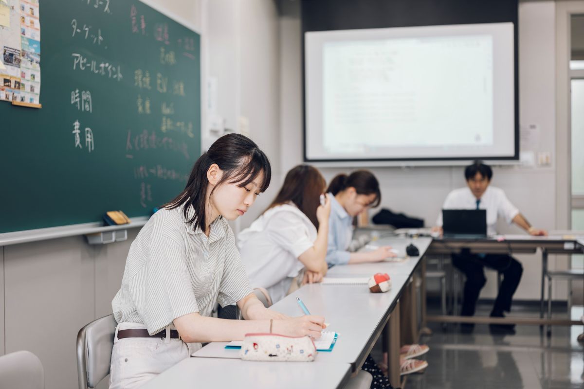 現代マネジメント学科で学ぶ学生の様子