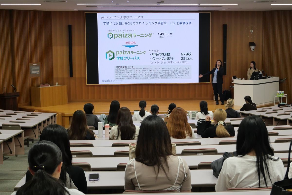 情報デザイン学科の学生が、paizaラーニング活用説明会でプログラミング学習と就職活動への活用方法について説明を聞いている様子