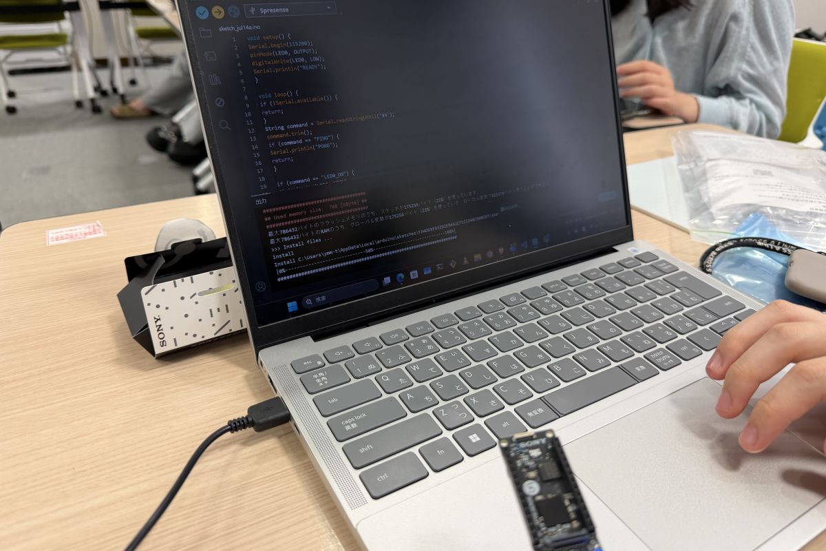 PCからSPRESENSEにプログラムを書き込む様子