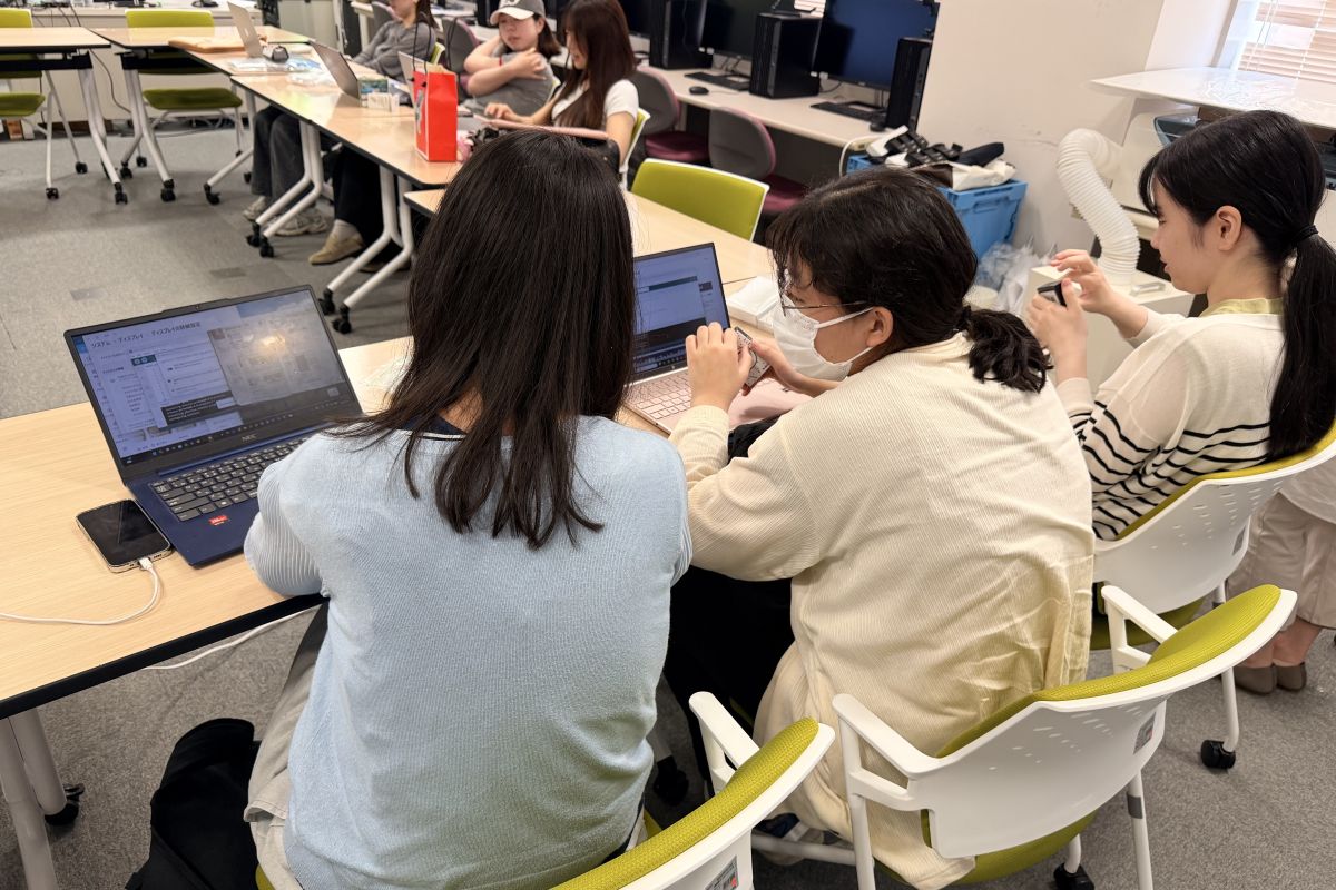 グループで協力しながら演習に取り組む学生