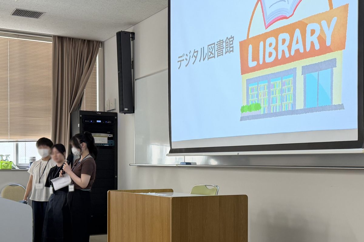 グループワークの成果を発表する参加者